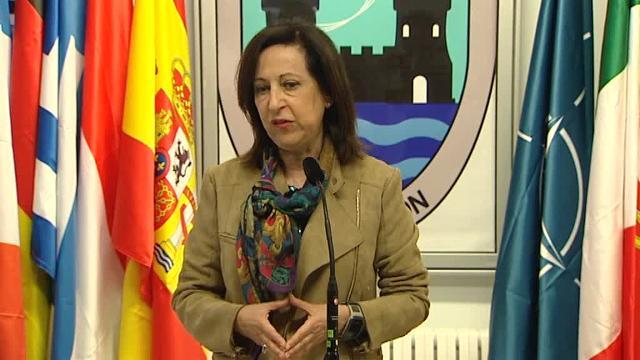 Robles saluda a Sanz Roldán, director del CNI