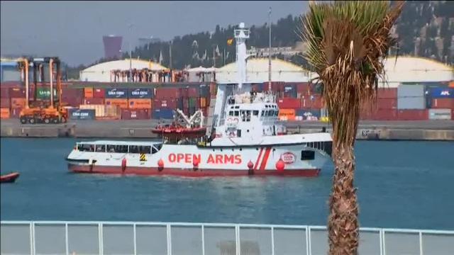 El barco Open Arms llega al Puerto de Barcelona