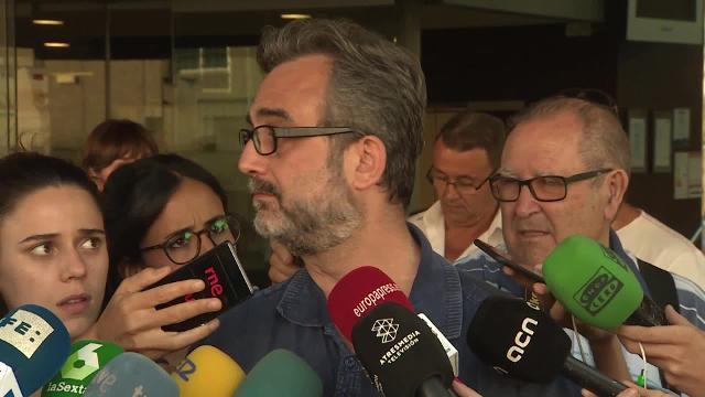 Detalle de una pegatina reivindicativa, a las puertas del lugar en el que se celebra la asamblea