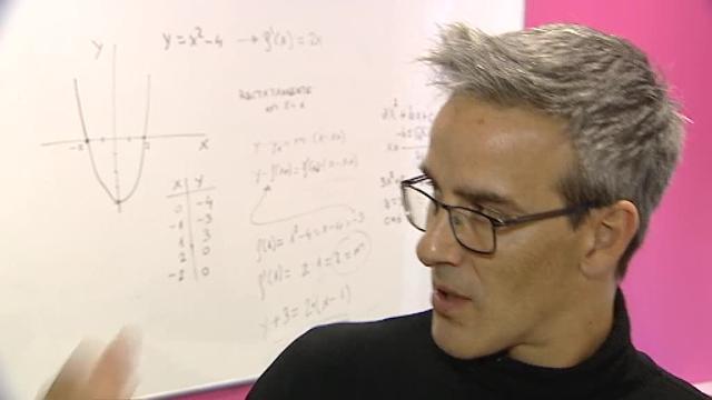 David Calle, profesor que ayuda a sus alumnos a aprobar a través de su canal de YouTube