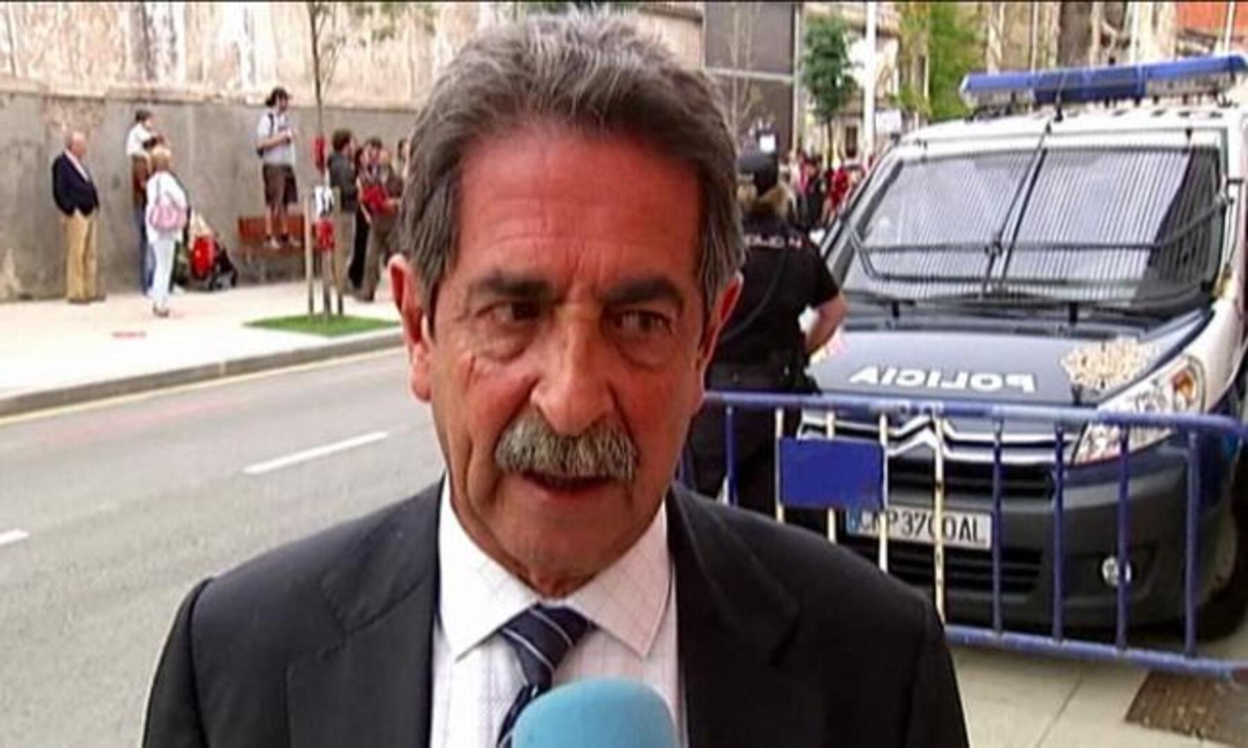 Los indignados marcan los primeros discursos en las Cámaras riojana y cántabra