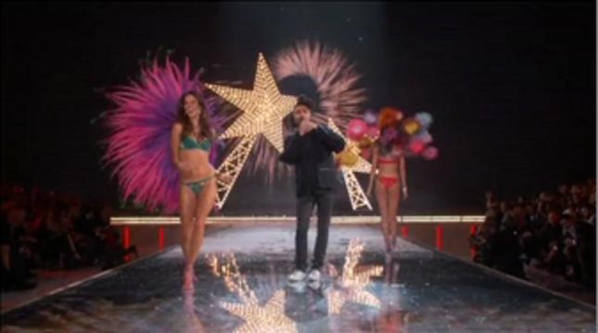 Las modelos comparten una simpática instantánea antes de empezar el desfile