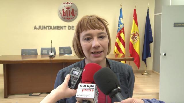 Imagen de unos operarios en la recogida de las carpas de las Fallas este lunes