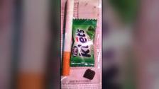 «Una de choco»: el kit de hachís, tabaco, papel y un chicle para niños en un quiosco de Valencia