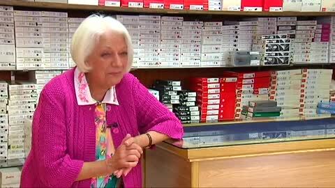 Dolores, a la derecha, junto a la ministra de Empleo y el titular de Justicia, recibió esta mañana la Medalla de Plata al Mérito al Trabajo | Vídeo: El mérito de Dolores