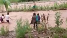 Un grupo de niños peruanos tiene que cruzar un peligroso río para ir al colegio