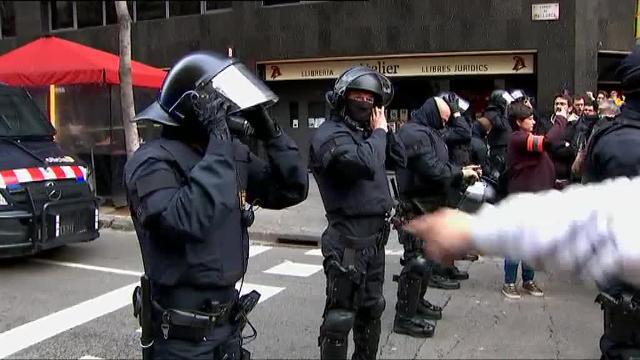 Miles de personas se manifiestan en Barcelona tras el arresto de Puigdemont