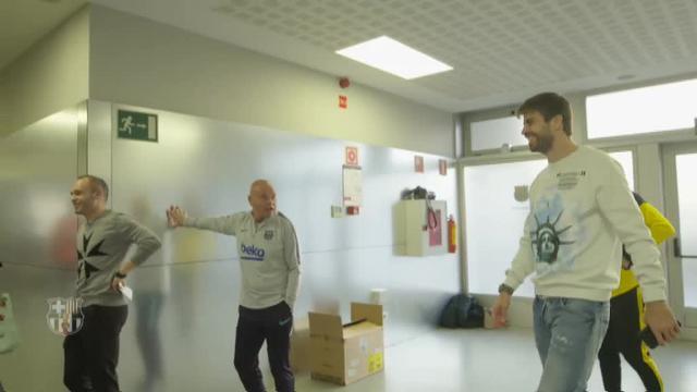 Iniesta visita a sus ex compañeros en el Barça