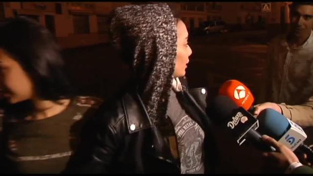 Jimena Rico abraza a su hermana a su llegada a Torrox