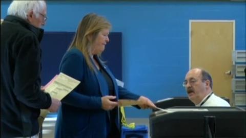 Trump mira a Barack Obama durante la reunión que mantuvieron este jueves en la Casa Blanca