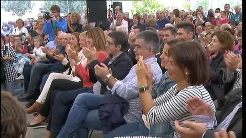 El secretario general del PSOE, Pedro Sánchez (i), junto a la candidata socialista a lehendakari, Idoia Mendia (d)