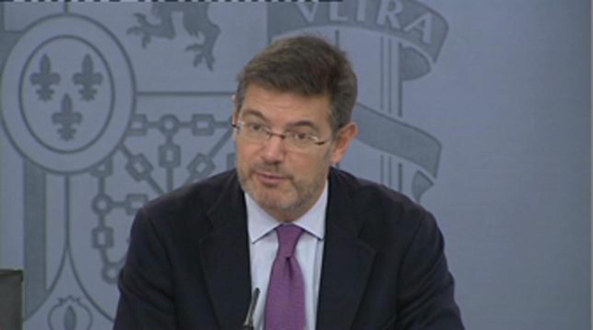 María Salmerón enseña un auto judicial en las puertas de los juzgados de Sevilla