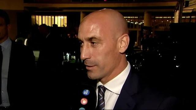 Rubiales: &quot;Nosotros protegemos los valores del fútbol español&quot;
