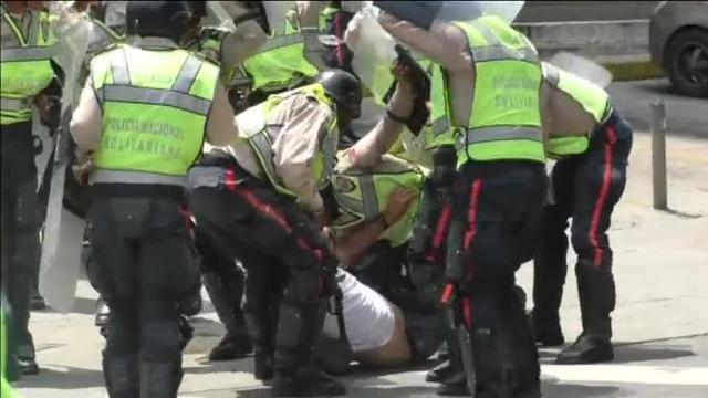 La Policía arresta a uno de los participantes en las protestas de este lunes en Caracas