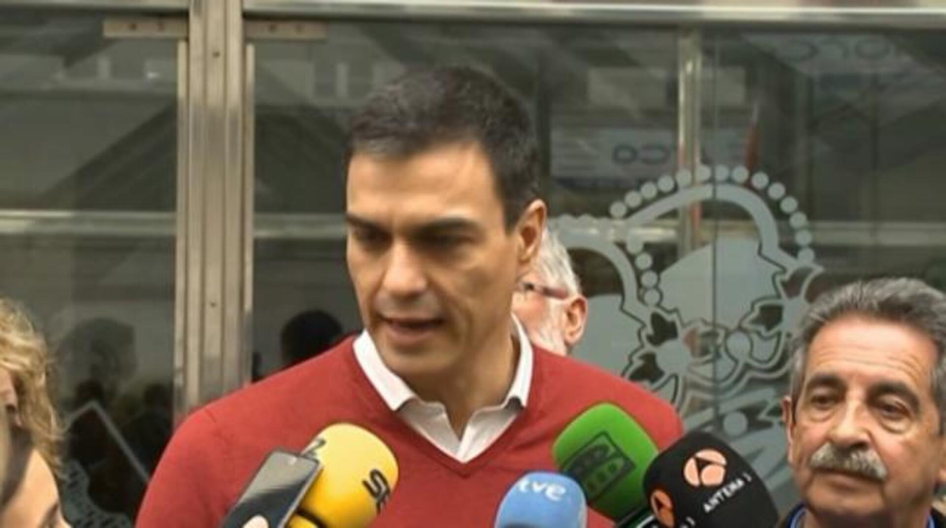Pedro Sánchez y Eva Díaz Tezanos, ayer, durante la comida com militantes del PSOE en Cantabria