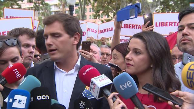 Rivera apoya a la mujer agredida por quitar lazos amarillos