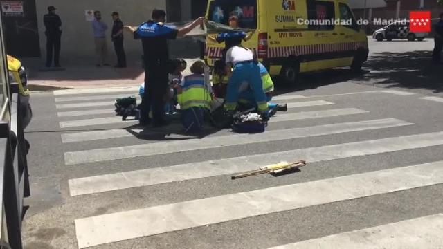 El conductor novel, junto a su acompañante, en una imagen cedida por un vecino