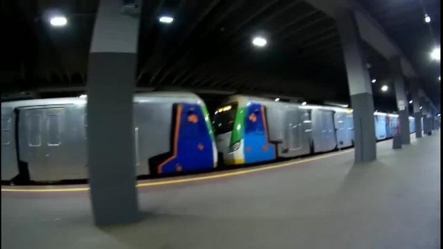 La Policía escolta dos vagones antiguos de Metro Madrid ante el ataque de grafiteros