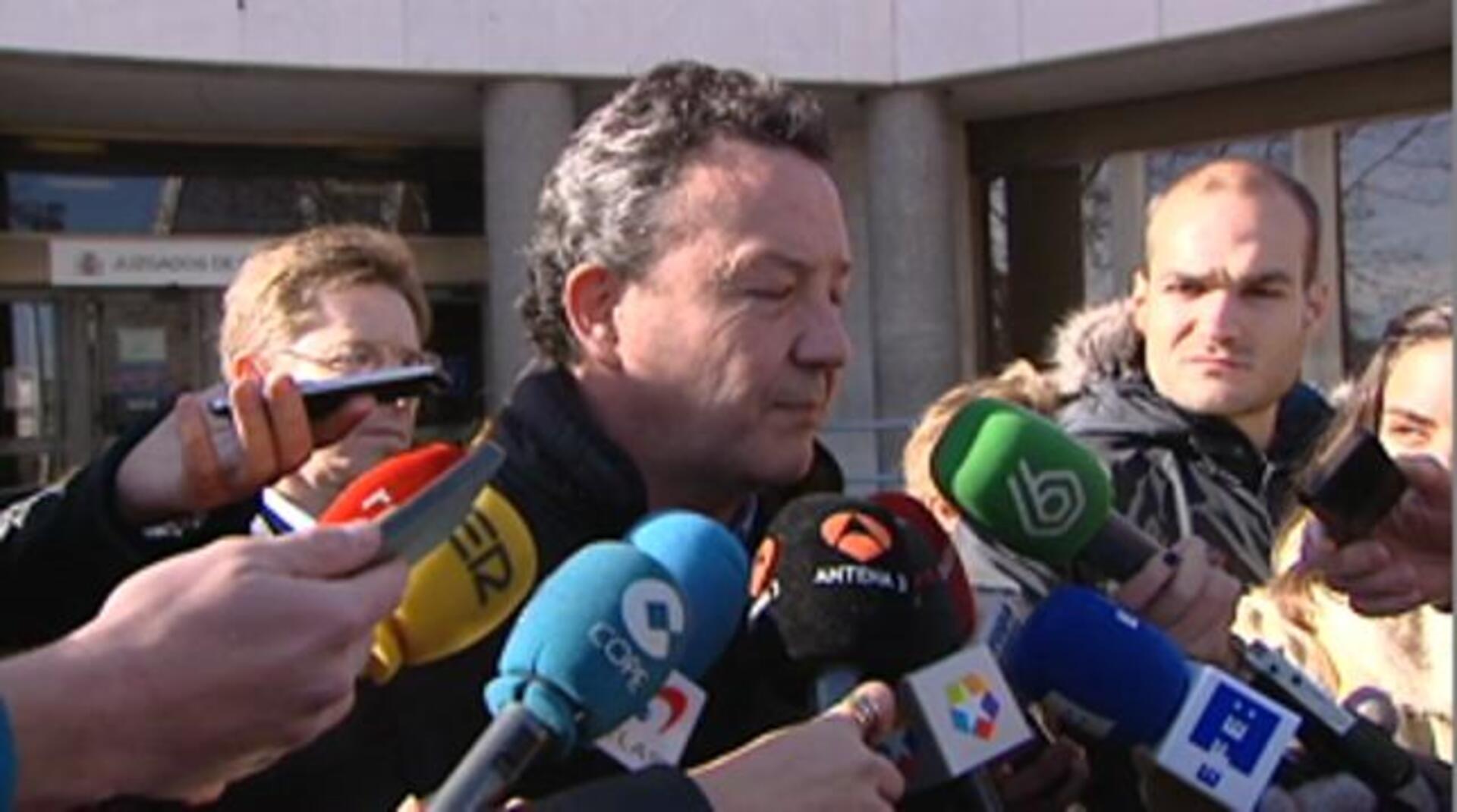 El portavoz adjunto del PP en el Ayuntamiento, Íñigo Henríquez de Luna, sostiene la denuncia junto a otros concjelaes del grupo municipal popular