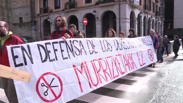 Bilbao protesta en un &quot;Vía Crucis&quot; por los recortes sociales