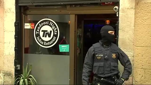 Casi un millar de policías en una redada en el barrio del Raval
