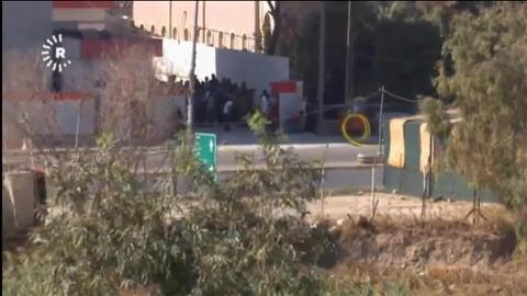 Combatientes kurdos se protegen detrás de unas rocas durante los ataques de Daesh este viernes en Kirkuk (Irak)