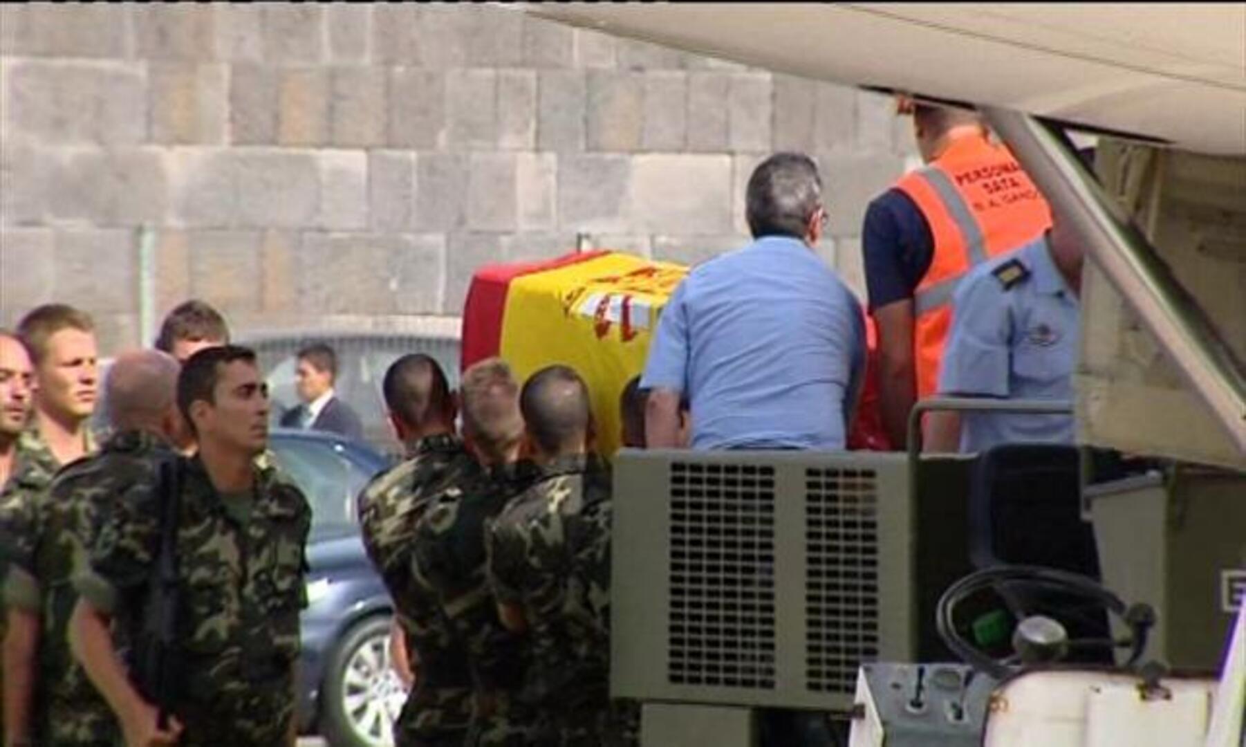 Aterriza en Gran Canaria el avión con los dos militares fallecidos en Afganistán