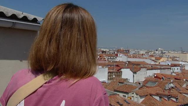 Una ciclista llena de carteles un barrio de Madrid para encontrar a testigos de su accidente