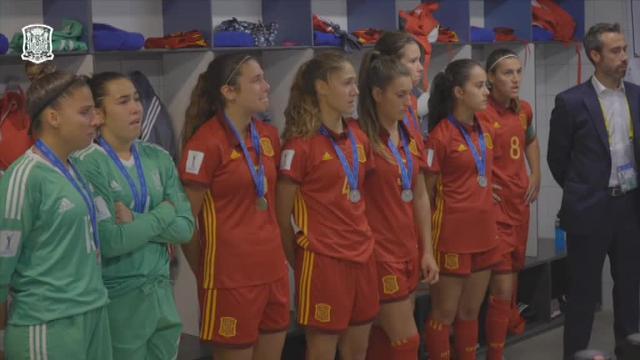 Pedro Sánchez: &quot;Habéis logrado que todo el país esté pendiente del fútbol femenino&quot;