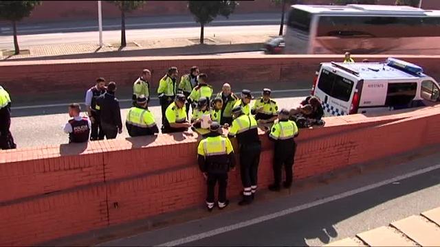 Detalle del camión tras ser detenido por la policía