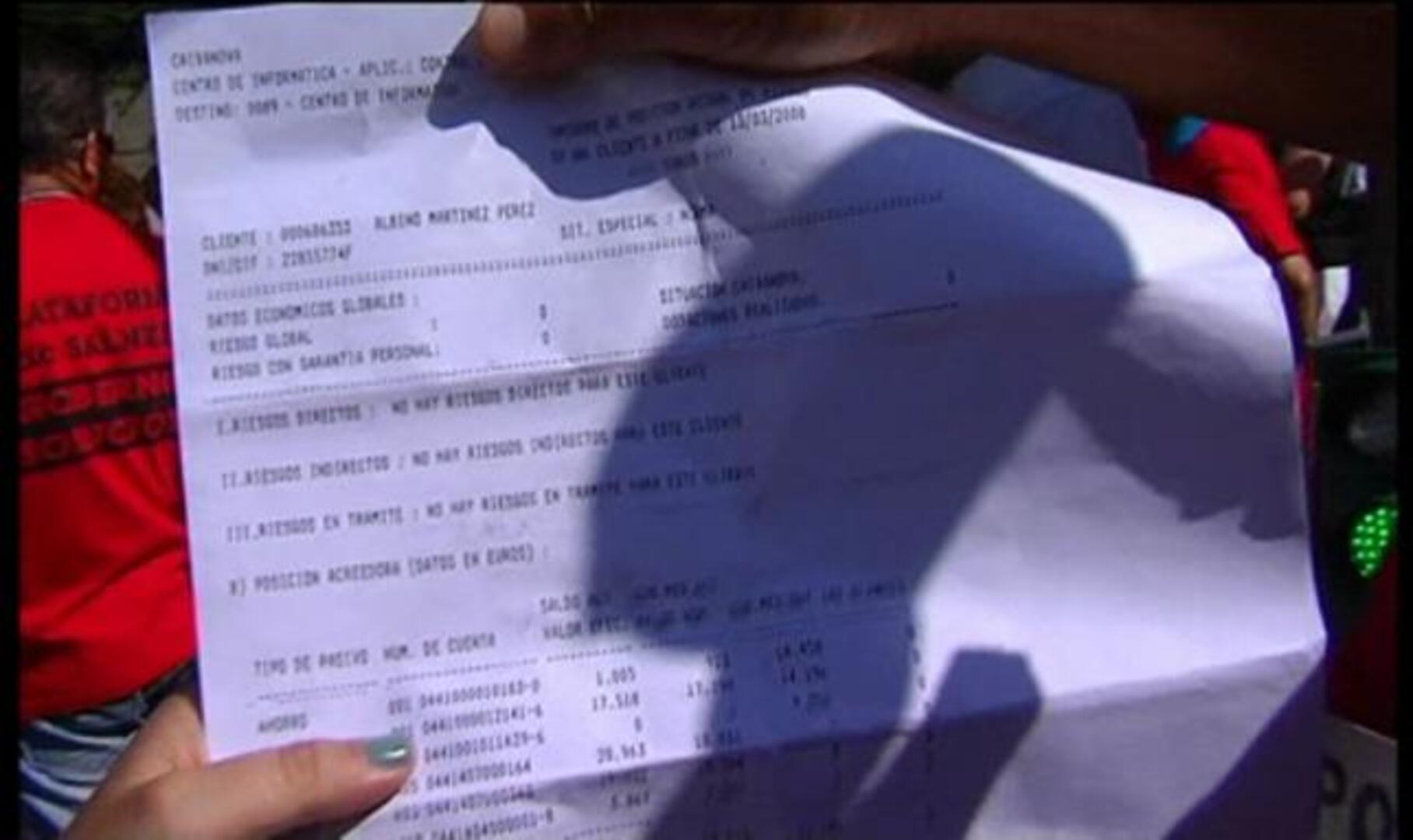 Miles de personas afectadas por las preferentes se manifiestan en Santiago