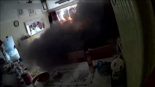 Estalla una moto eléctrica dentro de una casa