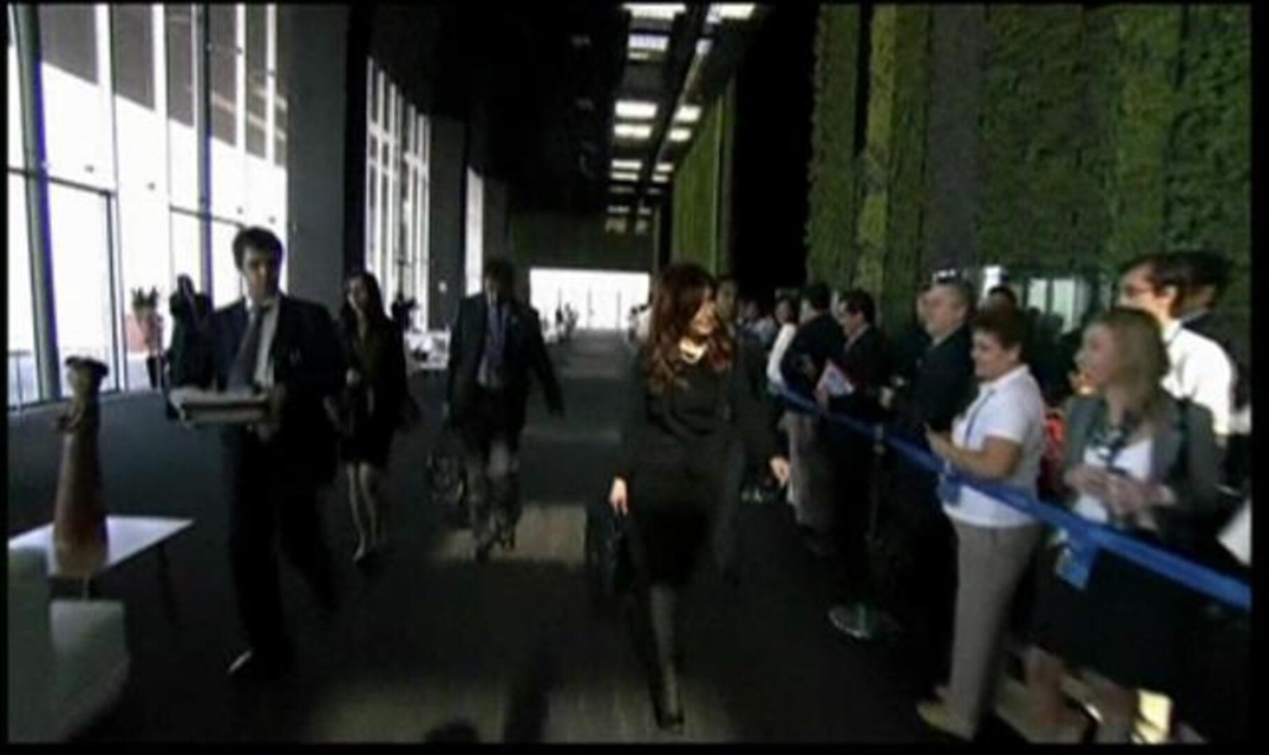 Kirchner y Cameron se enzarzan en una discusión sobre las Malvinas durante el G-20