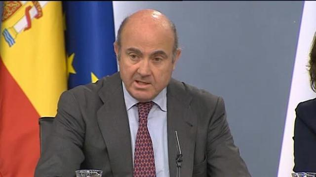 EL ministro de Economía, Luis de Guindos, la vicepresidenta del Gobierno, Soraya Sáenz de Santamaría, el portavoz del Ejecutivo y ministro de Educación, Íñigo Méndez de Vigo, y el ministro de Hacienda, Cristóbal Montoro,