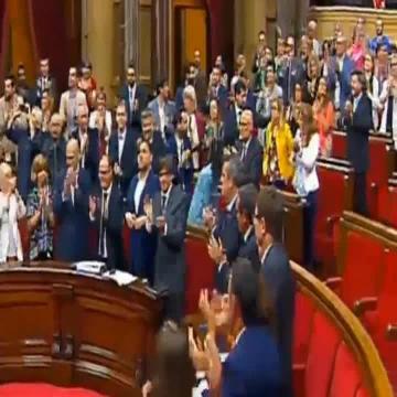 El soberanismo aplasta a la oposición para aprobar la ley y convocar la consulta