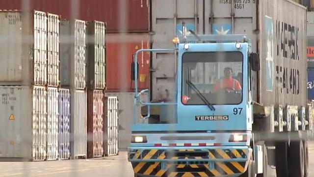 El ministro de Fomento, Íñigo de la Serna, en el centro, durante el encuentro con los estibadores