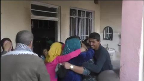 Militares franceses patrullan en torno a la Torre Eiffel