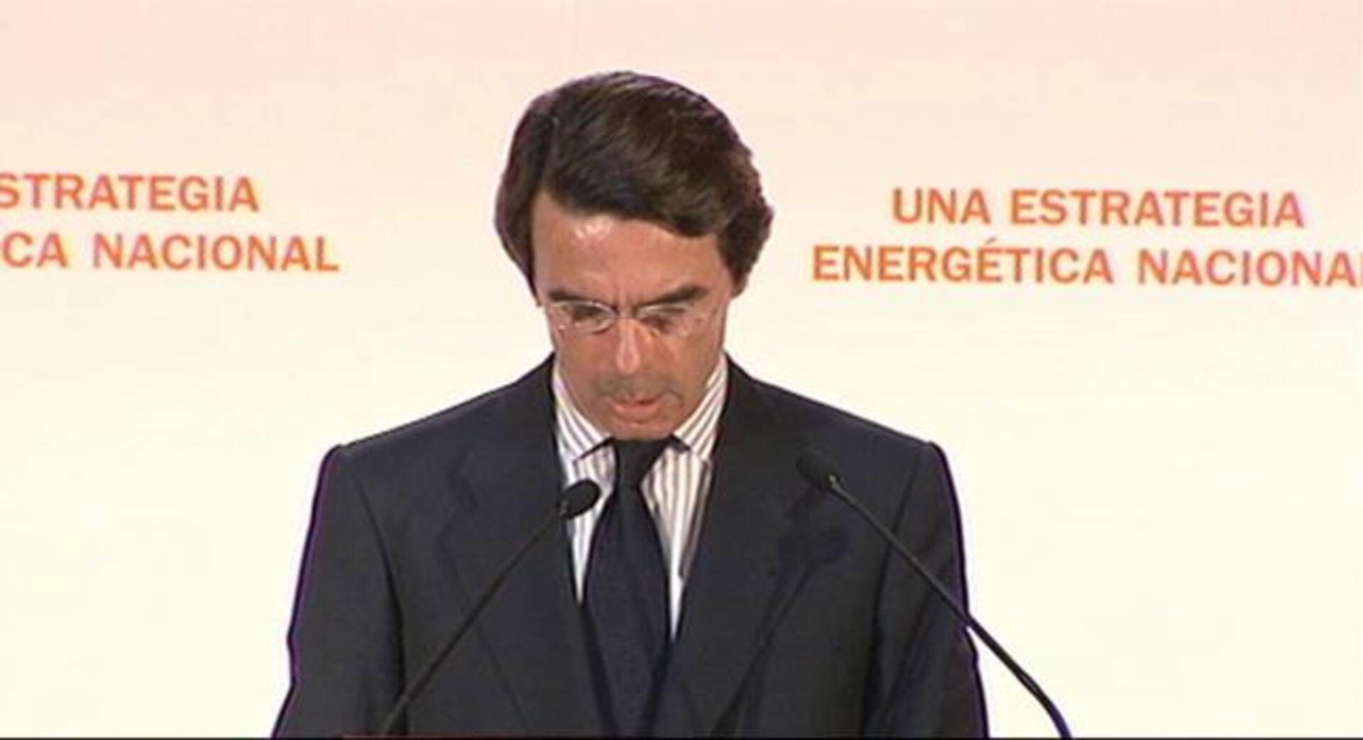 Aznar: «La política energética del Gobierno es un juego de pegatinas»