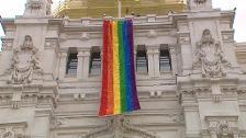 La bandera arcoris luce en numerosos edificios oficiales de media España