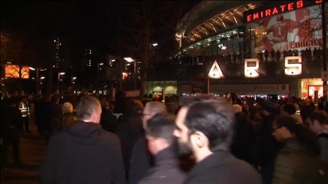 Los aficionados del Arsenal pidieron la salida de Wenger