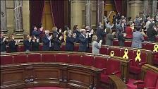 Emotivo aplauso de los soberanistas en el Parlament para la familia de Jordi Turull