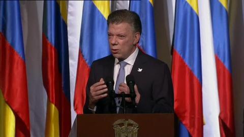 Juan Manuel Santos y «Timochenko», durante la ceremonia de firma del nuevo acuerdo de paz