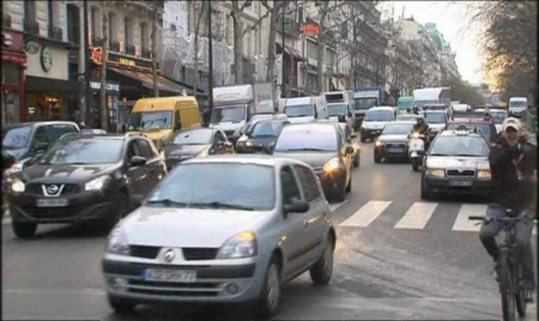 Hollande anuncia un recorte de 30.000 millones y prevé dos años más de crisis