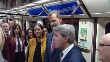 El rey Felipe VI recorre la línea de Metro que su bisabuelo inauguró hace 99 años