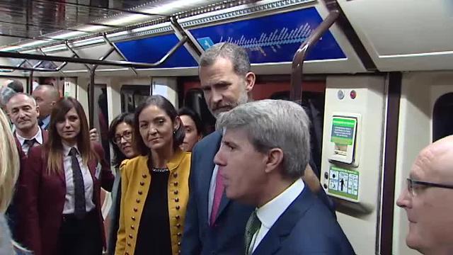 El rey Felipe VI recorre la línea de Metro que su bisabuelo inauguró hace 99 años