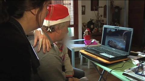 La madre de Nadia, y su abogado, antes de prestar declaración ante el juez