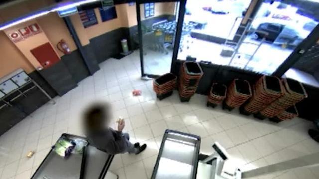 Vídeo: Un hombre armado con una escopeta entró disparando en un supermercado de Orense