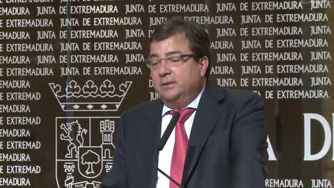 Sánchez con el candidato del PSdeG, Xoaquín Fernández de Leiceaga, ayer en una comida-mitin en Vigo