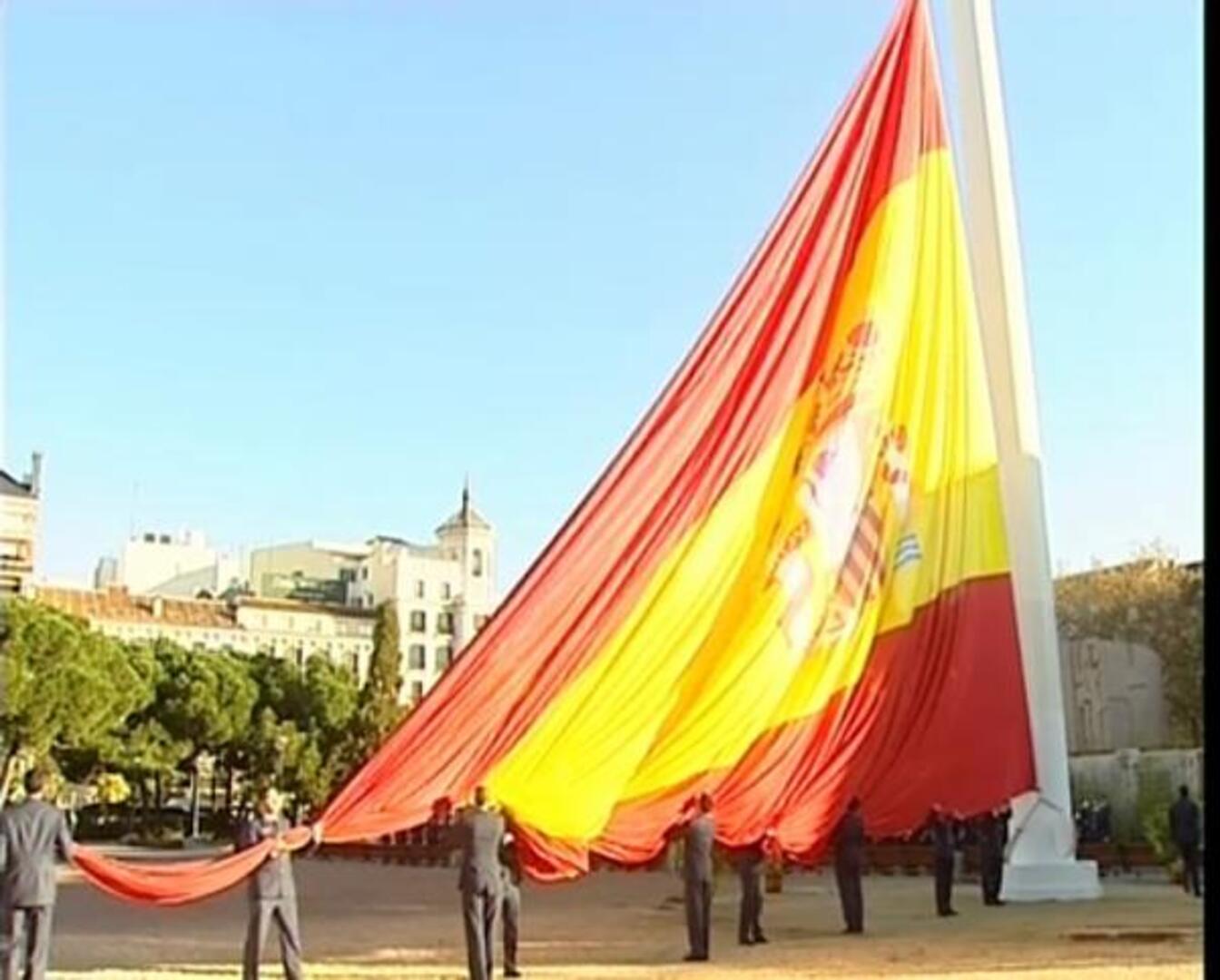 Bono y Rojo presiden su último izado de la bandera como presidentes de las Cortes