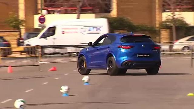 Setién y sus jugadores muestran sus habilidades al volante